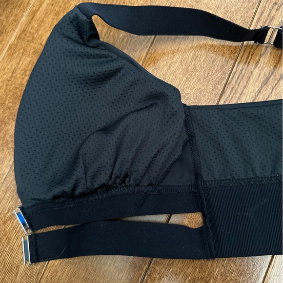 Athletic buckle front bralette - Picture 5 of 9